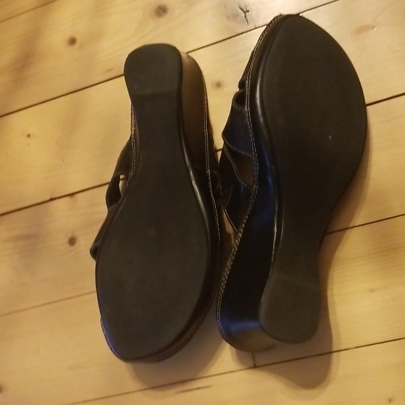 - - Leather sandals..size 8W - Picture 4 of 4